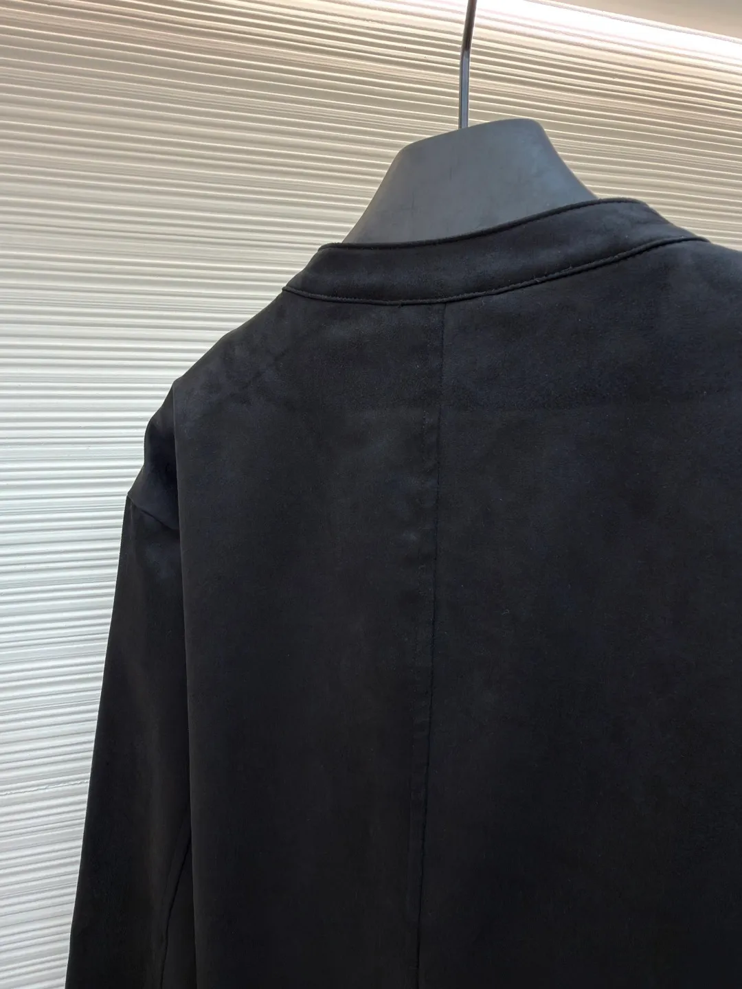 Chrome Hearts silver-plated hardware buckle mixed sheepskin suede jacket ●Item number: 1681772-B40 ●Material: sheepskin fabric ●Technology: suede production ●Color: black ●Version: fitted version ●Weight: about 865 grams ●Size: S-M-L-XL ●Description: Made of matte suede fabric, treated with softening tanning process, it has a delicate and soft touch while retaining the stiffness of the fabric, combining texture and durability. The neckline is decorated with metal buttons, and the zipper is made of customized metal parts, which has a strong luster and smooth opening and closing, improving the sophistication of details; the cuffs are decorated with side seam zippers, which are both decorative and easy to put on and take off. The version is slim and neatly cut, which fits the body shape while leaving room for movement. The lack of unnecessary decoration shows a minimalist and high-end style. The stitching of the whole garment is neat and even, the cutting pieces are connected accurately, and the size is measured manually (an error of 1-3CM is normal). The craftsmanship balances the simple version and the dark texture of the brand. It is a piece that is both practical and high-end. The overall wiring is straight and delicate, the fabric is comfortable and soft, and the color is consistent without color difference. It can be matched with the same style to create a fashionable look and control various occasions. Customized accessories, complete with three standards, same style for men and women!